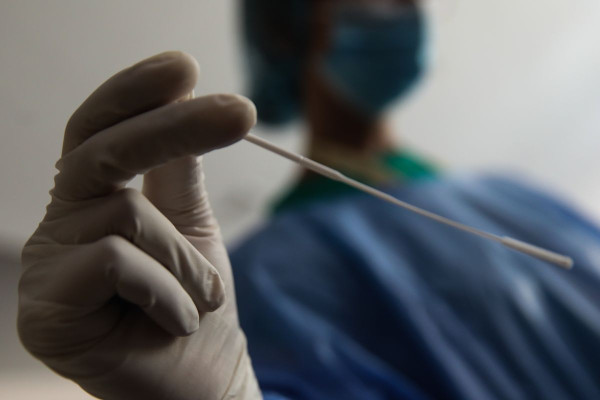 Κορωνοϊός: Καταργούνται τα υποχρεωτικά rapid test στα νοσοκομεία