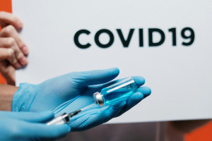 CDC: Δεν υπάρχει συσχέτιση μεταξύ των εμβολίων Covid και των περιπτώσεων καρδιακής ανακοπής σε νεαρά άτομα