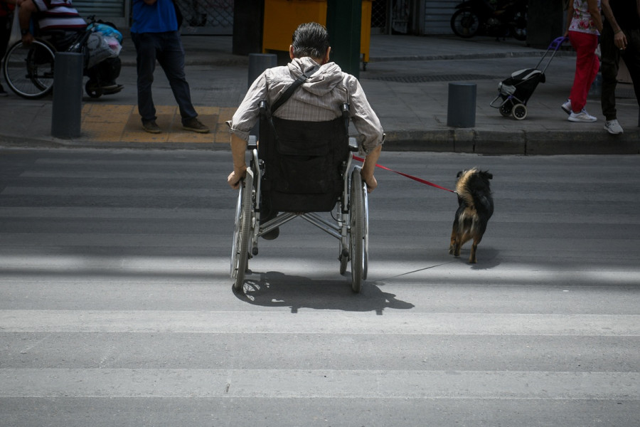 Παροχές για λίγους και για λίγο φέρνει το νομοσχέδιο για τον Προσωπικό Βοηθό