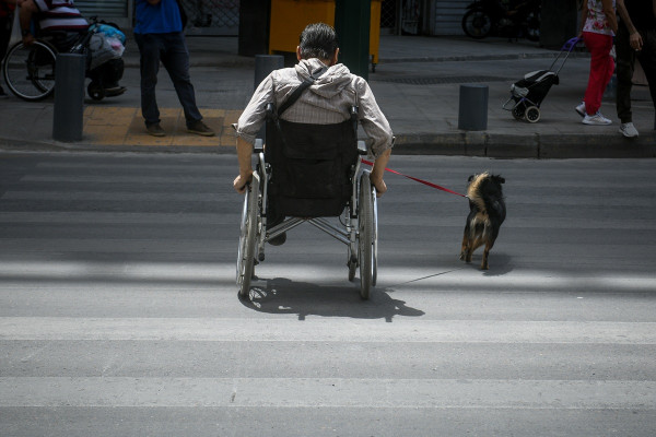 Παροχές για λίγους και για λίγο φέρνει το νομοσχέδιο για τον Προσωπικό Βοηθό