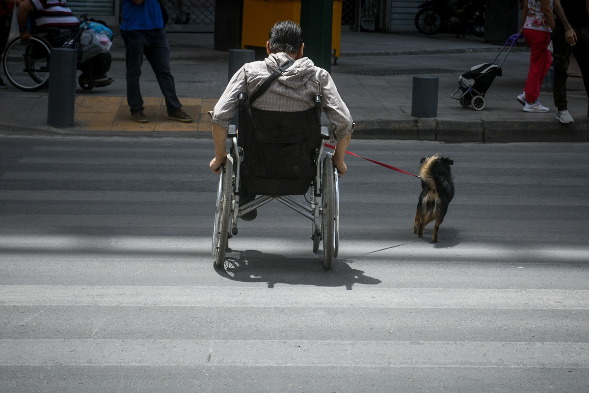 Παροχές για λίγους και για λίγο φέρνει το νομοσχέδιο για τον Προσωπικό Βοηθό