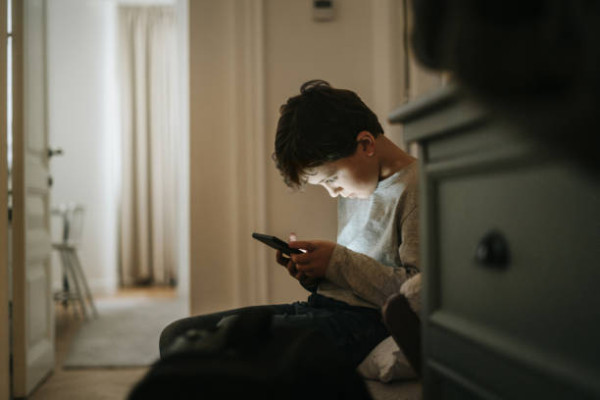 Έφηβοι και κινητά: Νέα έρευνα για την χρήση στο σχολείο