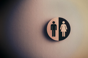 Ουρολόγος εξηγεί: Τα 3 λάθη που κάνουμε όταν πάμε στην τουαλέτα