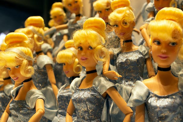 Είναι το καλοκαίρι της Barbie... Botox;