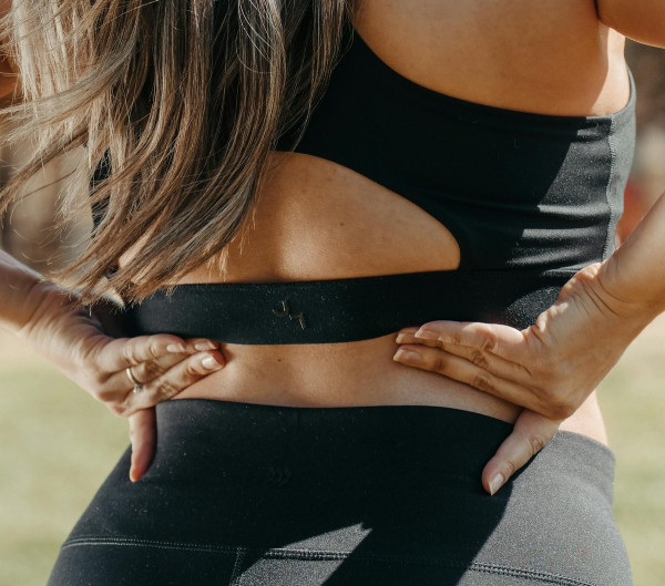 Νευροχειρουργός αποκαλύπτει τους μύθους για τον πόνο στη μέση - Τι ισχύει για την άσκηση