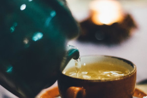 Τέσσερις λόγοι που πρέπει να πίνετε ζεστό πράσινο τσάι το καλοκαίρι