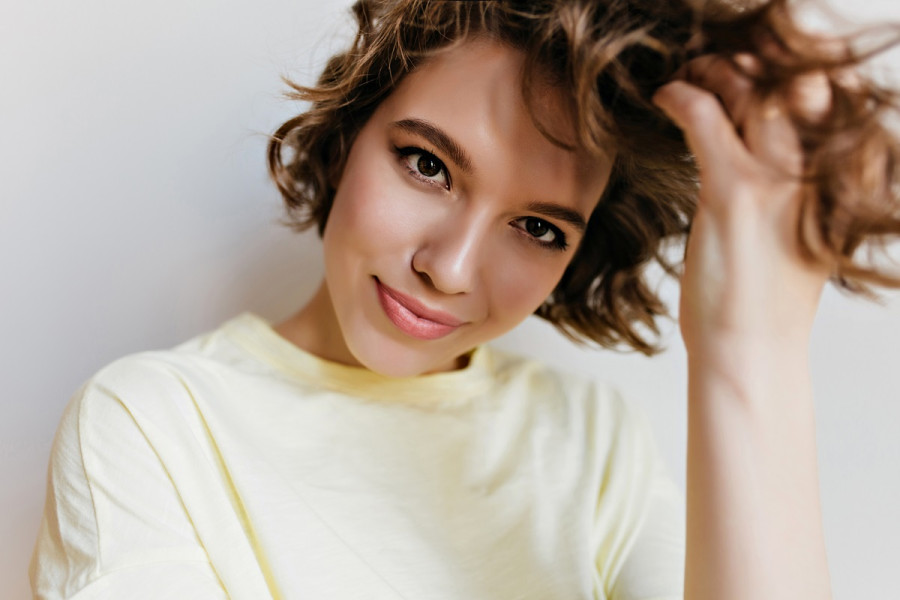 Μήπως βάζετε το λάδι μαλλιών λάθος; Το μυστικό για μακριά και υγιή μαλλιά