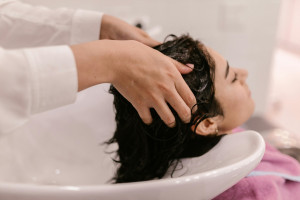 Κάθε πότε πρέπει να λούζετε τα μαλλιά σας, σύμφωνα με τους ειδικούς