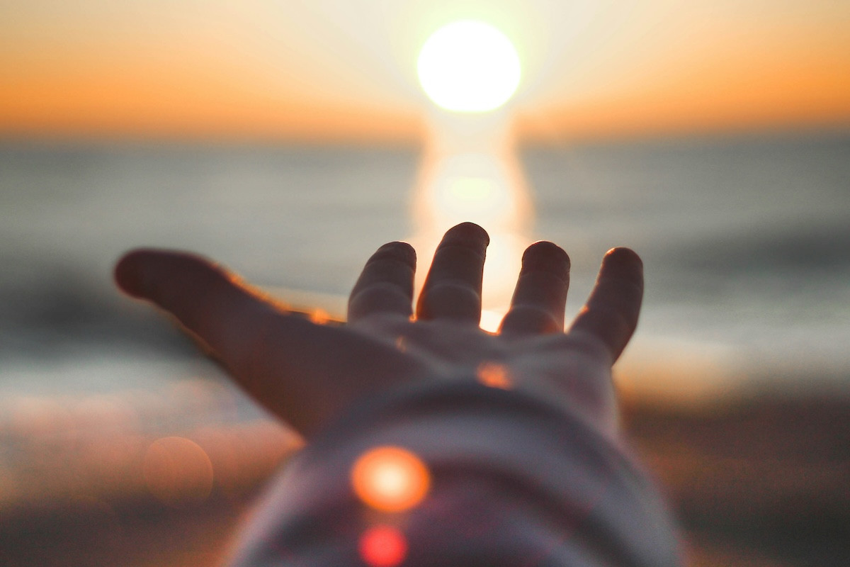 Πόσα λεπτά καθημερινής έκθεσης στον ήλιο μειώνουν τον κίνδυνο της άνοιας