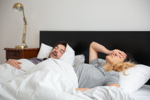 Ροχαλητό: Ο ύπνος σε ξεχωριστά δωμάτια για τα ζευγάρια μπορεί να κάνει καλό στη σχέση