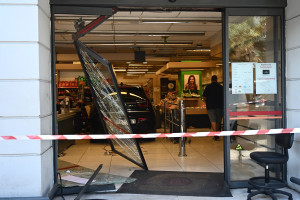 Πέτρου Ράλλη: Αυτοκίνητο έπεσε σε σούπερ μάρκετ – Τρεις τραυματίες, ανάμεσά τους δύο παιδιά
