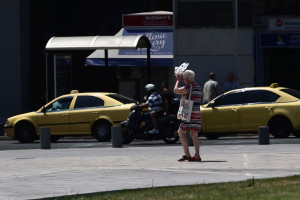 Πώς προστατεύουμε τους αγαπημένους μας από τον καύσωνα - Πότε καλούμε ασθενοφόρο