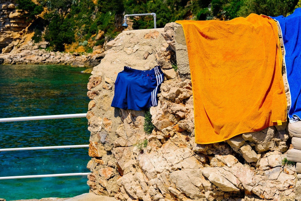 Πώς πρέπει να πλένετε το μαγιό μετά το μπάνιο στη θάλασσα για να αποφύγετε τις μολύνσεις