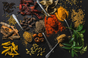 Το μπαχαρικό που διώχνει τις καούρες εξίσου αποτελεσματικά με τα φάρμακα