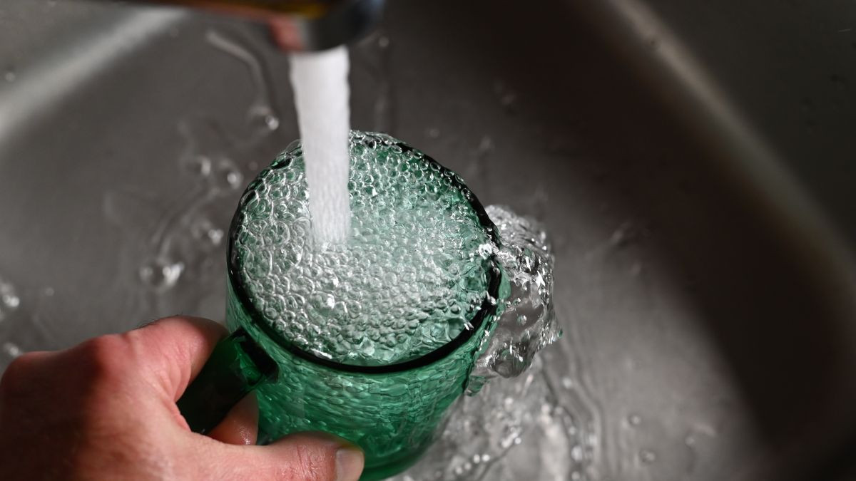 Το εμφιαλωμένο νερό περιέχει χιλιάδες νανοπλαστικά τόσο μικρά που μπορούν να εισβάλουν στα κύτταρα του σώματος
