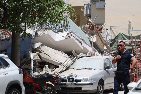 Κατάρρευση πολυκατοικίας στα Πετράλωνα – Πληροφορίες για έναν εγκλωβισμένο