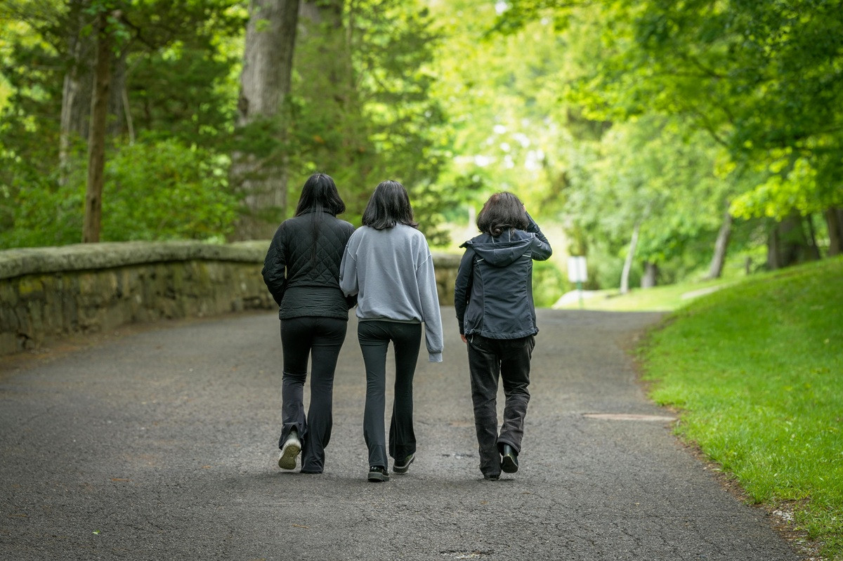 Περπάτημα προς τα πίσω: Μπορεί αυτή η νέα τάση να βελτιώσει την ισορροπία σας;