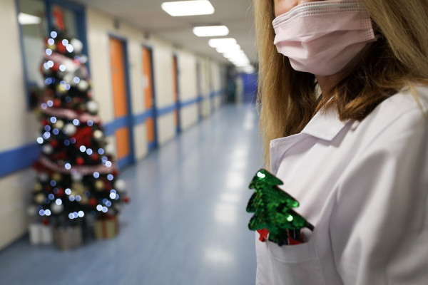 Πάνω από 500 παιδιά και ενήλικοι έκαναν Χριστούγεννα στα νοσοκομεία γιατί δεν έχουν που να πάνε