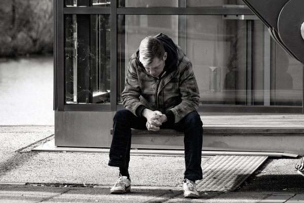 Οι νέοι σήμερα αισθάνονται πιο μόνοι από ποτέ – Ακόμα και αν έχουν πολλούς φίλους