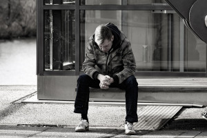 Οι νέοι σήμερα αισθάνονται πιο μόνοι από ποτέ – Ακόμα και αν έχουν πολλούς φίλους