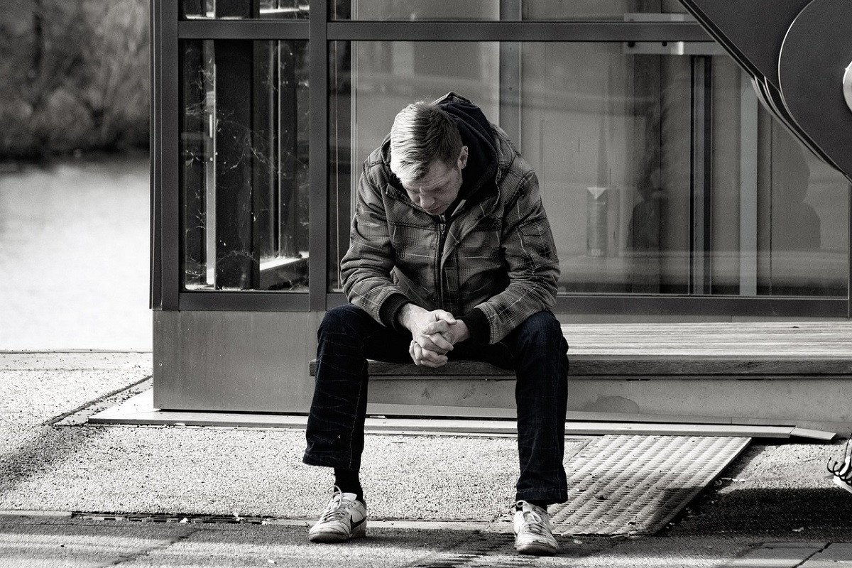 Οι νέοι σήμερα αισθάνονται πιο μόνοι από ποτέ – Ακόμα και αν έχουν πολλούς φίλους