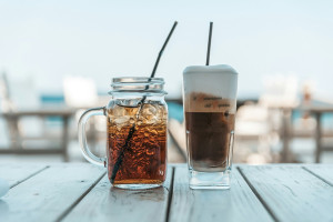 Νερό, καφές, τσάι: Οι ποσότητες που συνδέονται με τη μακροζωία