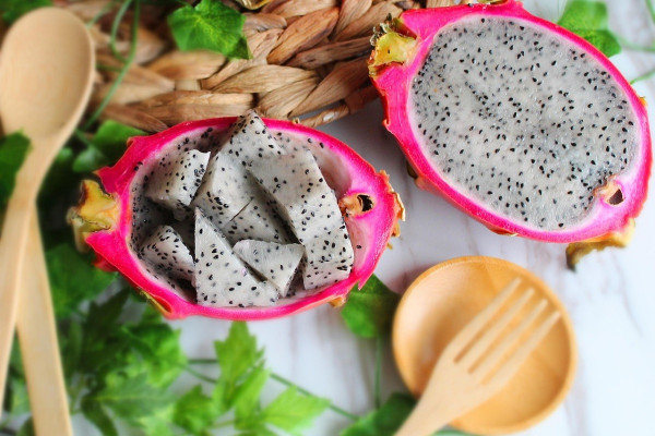 Dragon fruit: Ο πιο εύκολος τρόπος να το καθαρίσετε και να το φάτε