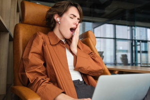 Tips για να αποφύγετε την υπνηλία κατά τη διάρκεια της ημέρας