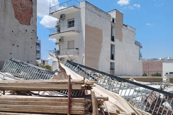 Κατάρρευση πολυκατοικίας στα Πετράλωνα – Τουλάχιστον 4 εγκλωβισμένοι