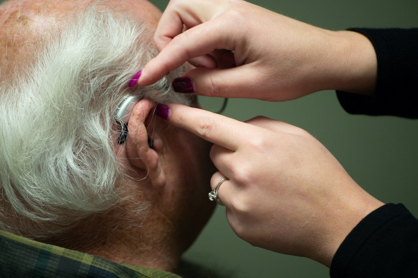 Ακουστικά βαρηκοΐας: Πώς βελτιώνουν την υγεία του εγκεφάλου και αυξάνουν το προσδόκιμο ζωής