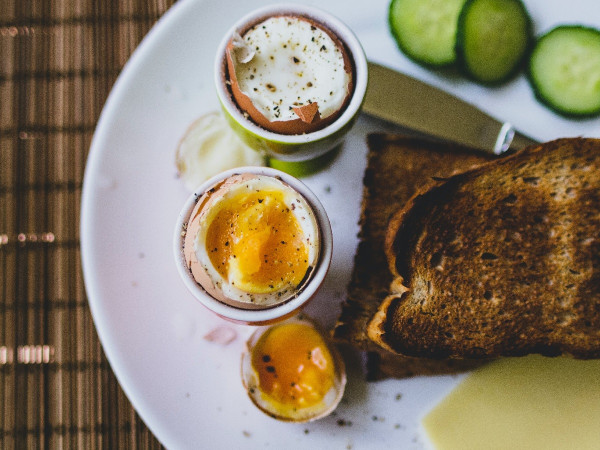 Χοληστερίνη: Γιατί να μην αποφεύγετε τα αυγά και το βούτυρο