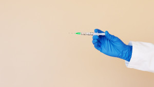 Τέλος στα εμβόλια με βελόνες; Το Ίδρυμα Bill &amp; Meinda Gates χρηματοδότησε την παραγωγή εμβολίων με τη μορφή εμπλάστρου