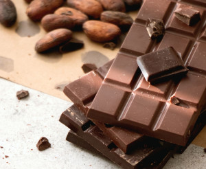 Οφέλη της μαύρης σοκολάτας: 5 πράγματα που συμβαίνουν μέσα στον εγκέφαλό σας όταν τρώτε σοκολάτες