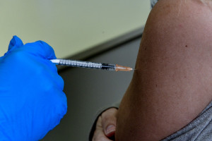 Κορωνοϊός: Eμβολιασμός επί πληρωμή στα φαρμακεία και οι αντιδράσεις των γιατρών