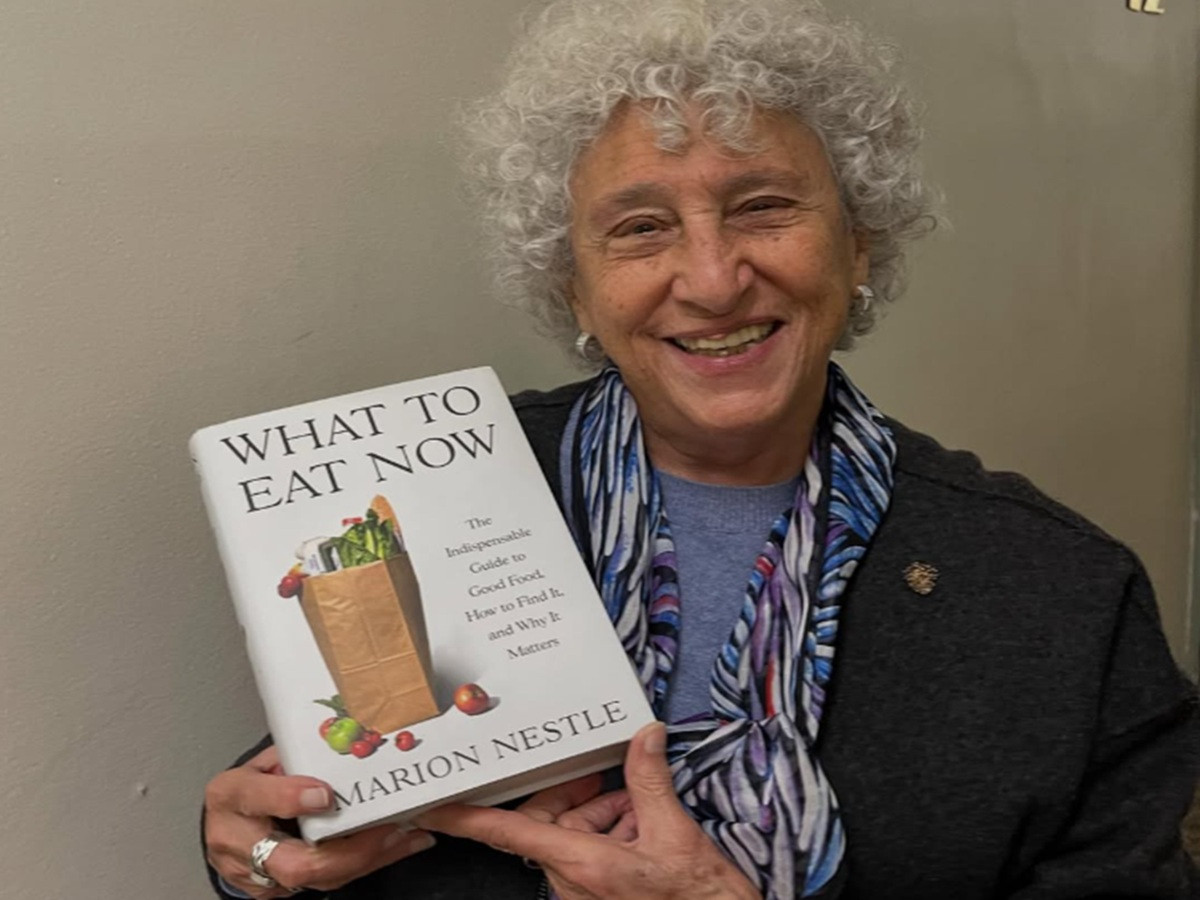 Marion Nestle: Οι απλές διατροφικές συνήθειες είναι το μυστικό της μακροζωίας