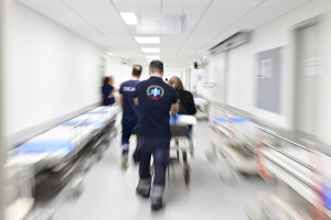Ηλιούπολη: Το ιατρικό ανακοινωθέν για την 17χρονη που έπεσε από την ταράτσα