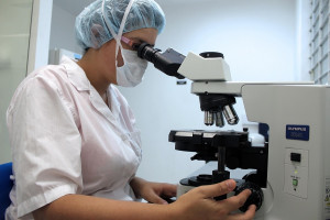 Covid-19 και γρίπη: Πώς οι ιογενείς λοιμώξεις μπορούν να «ξυπνήσουν» τον καρκίνο