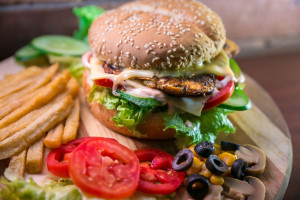 Κατανάλωση fast food: Ποιοι είναι οι πιθανοί κίνδυνοι