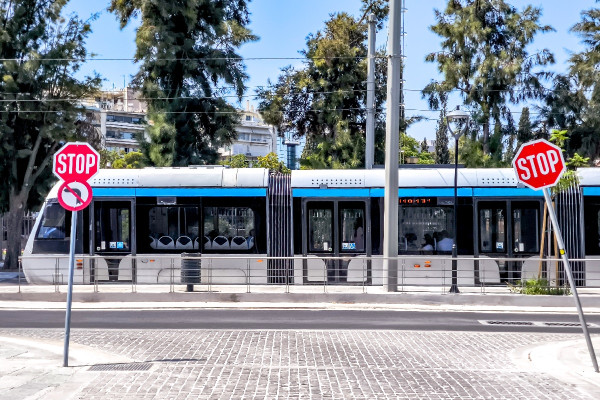 Πειραιάς: Τραμ παρέσυρε πεζή – Νοσηλεύεται διασωληνωμένη στο Τζάνειο