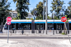 Πειραιάς: Τραμ παρέσυρε πεζή – Νοσηλεύεται διασωληνωμένη στο Τζάνειο