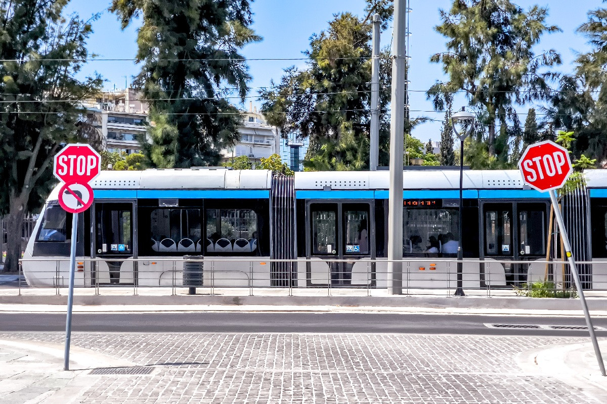 Πειραιάς: Τραμ παρέσυρε πεζή – Νοσηλεύεται διασωληνωμένη στο Τζάνειο