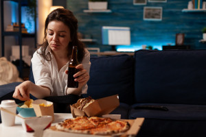 Cheat meals: Τι είναι, πόσο συχνά επιτρέπονται και πώς βοηθούν στη δίαιτα