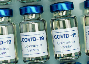 Μανωλόπουλος: «Το εμβόλιο της AstraZeneca είναι πολύ σπάνιο να προκαλέσει θρομβώσεις σε άτομα με θρομβοπενία»