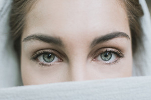 Γιατί «καίνε» τα μάτια μου: Τα 11 συχνότερα αίτια – Τρόποι αντιμετώπισης