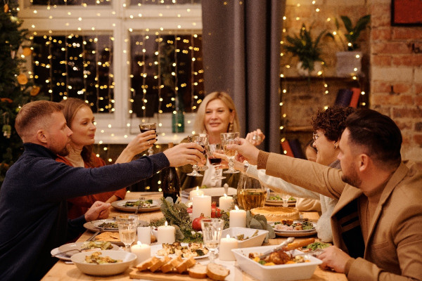 Χριστουγεννιάτικο τραπέζι και θερμίδες - Η γυμναστική για να τις κάψετε και για πόση ώρα