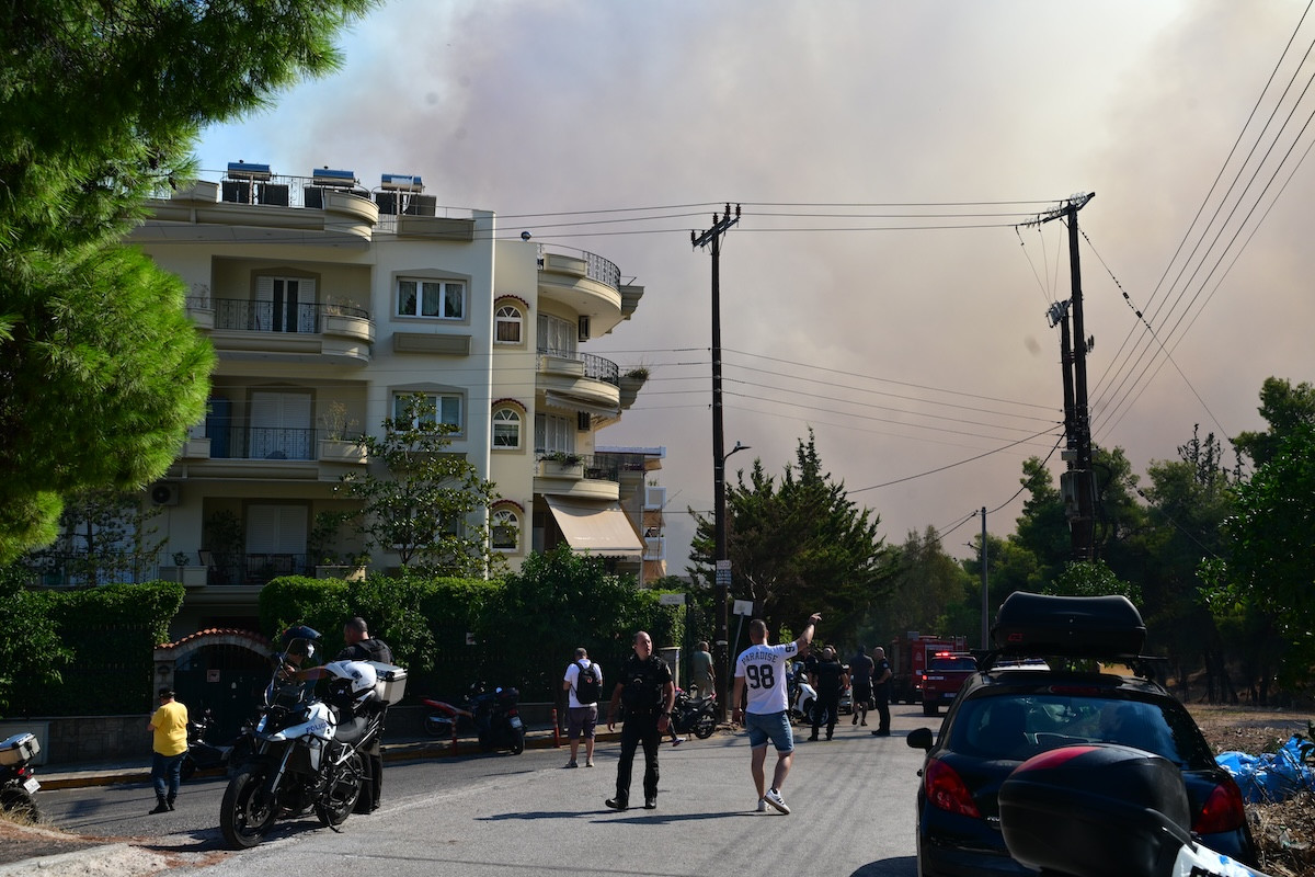Φωτιά στο Χαϊδάρι: Εκκενώνεται το ψυχιατρικό νοσοκομείο στο Δαφνί