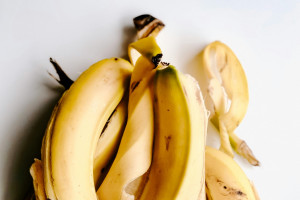 Τι προσφέρουν οι φλούδες μπανάνας κάτω από τα μάτια
