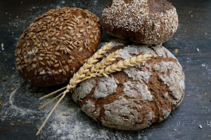 Είναι το λευκό ψωμί εξίσου υγιεινό με το ψωμί ολικής άλεσης; Επιστήμονες δίνουν την απάντηση