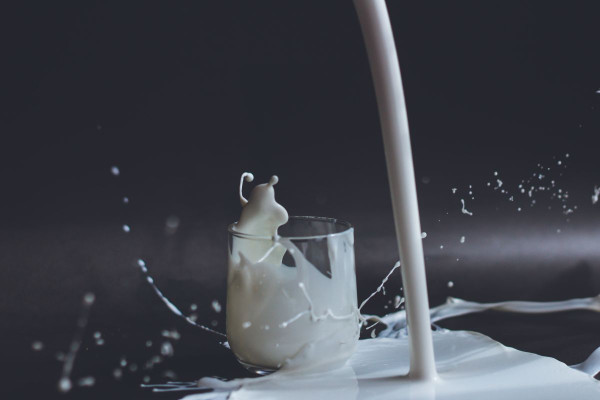 Το γάλα ενυδατώνει καλύτερα από το νερό; - Τι δείχνουν μελέτες και η αλήθεια