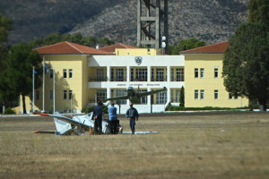Κατέπεσε εκπαιδευτικό αεροσκάφος στο Τατόι - Στο νοσοκομείο οι δύο χειριστές του